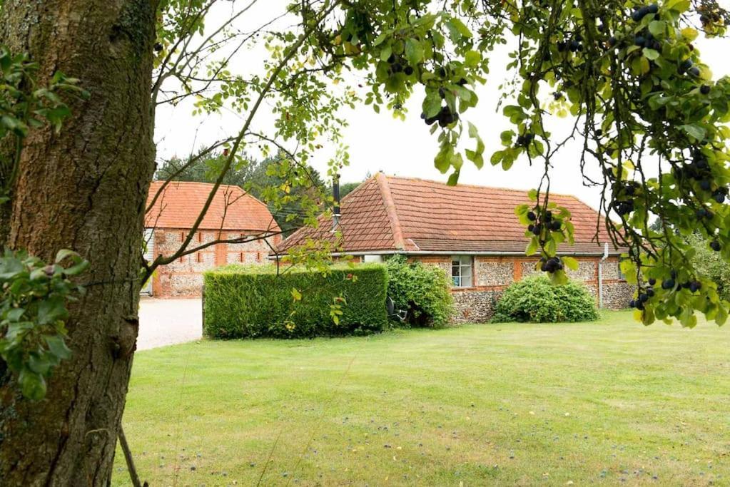 The Stables, Relax In 5 Star Style And Comfort With Lovely Walks All Around Great Maplestead Exterior photo
