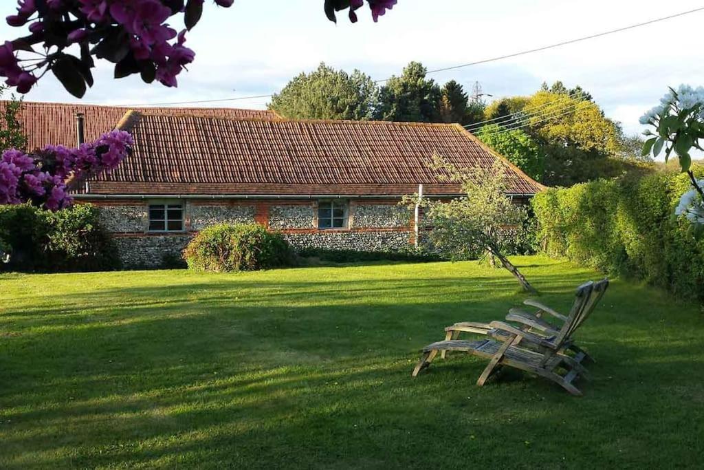 The Stables, Relax In 5 Star Style And Comfort With Lovely Walks All Around Great Maplestead Exterior photo