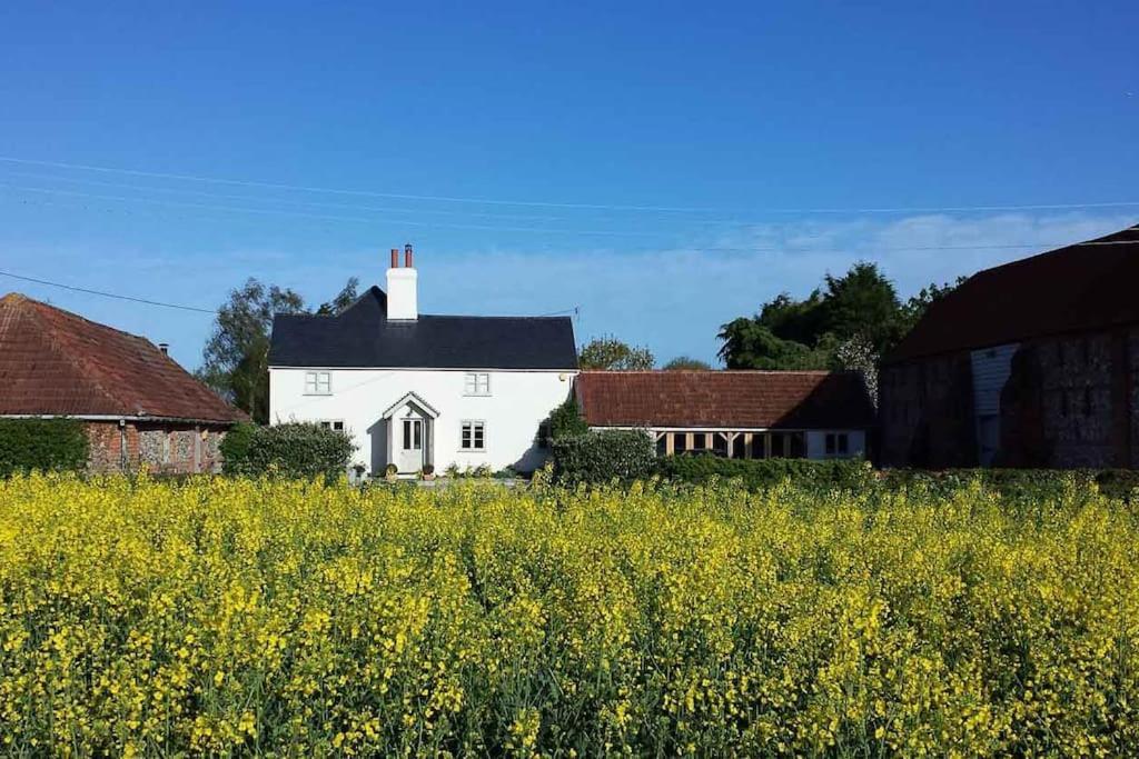 The Stables, Relax In 5 Star Style And Comfort With Lovely Walks All Around Great Maplestead Exterior photo